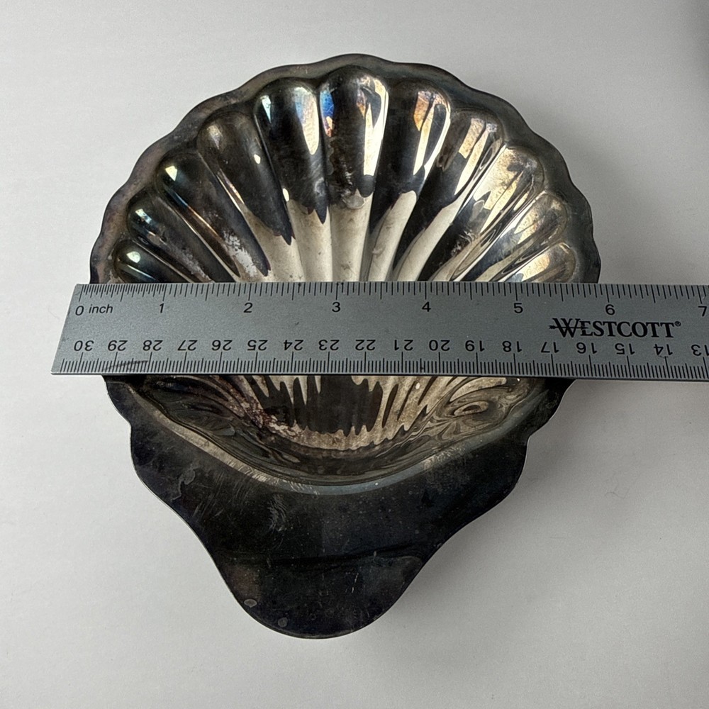 Vtg Oneida Silversmiths 7.5” Clam Scallop Shell Shaped Candy Nut Dish Set Of 2