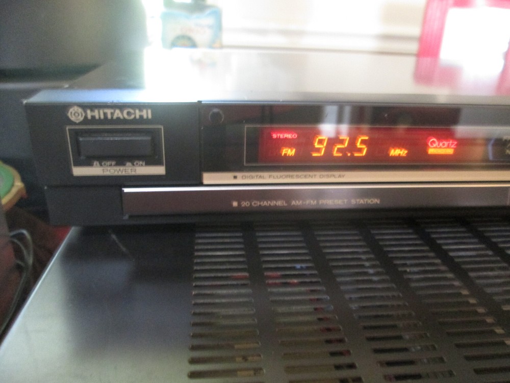 Hitachi FT-D100 AM/FM Stereo Tuner