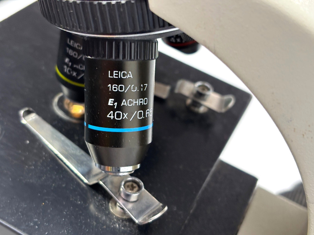 Genuine Leica BME microscope Lecia Microscope With 3 Objectives + Extras