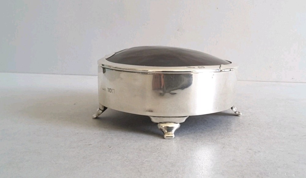 ATTRACTIVE , ANTIQUE SOLID SILVER / SHELL JEWEL BOX . L. 13 cms. LON. 1907