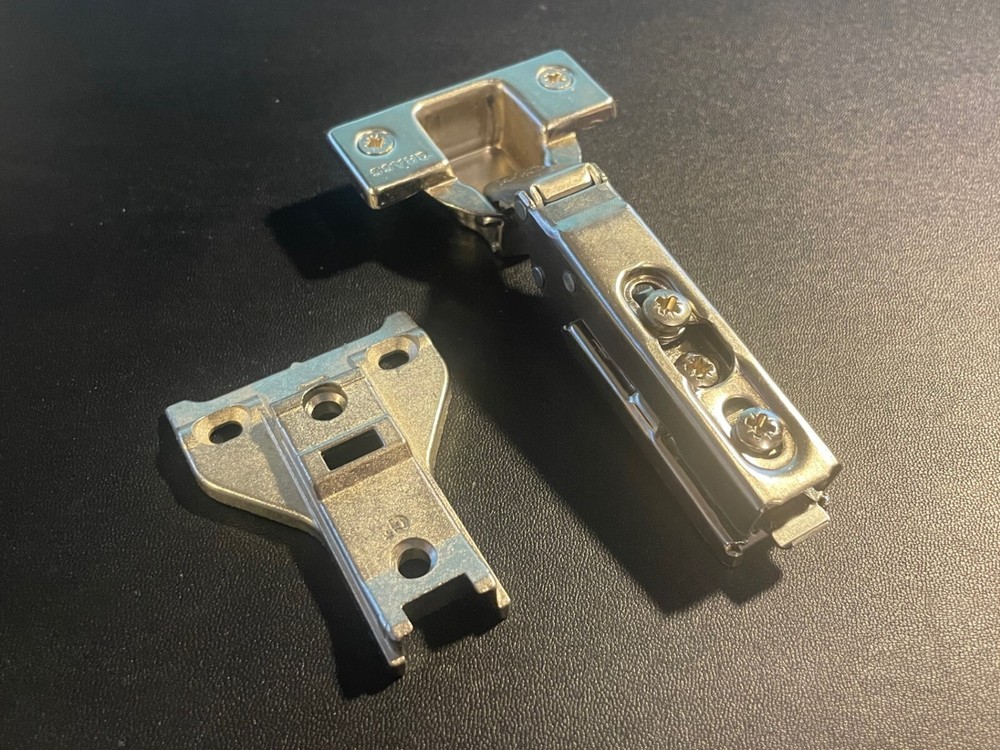 Grass Hinge 1006-30 Self Close w/ #054 Baseplate • Self Closing • Snap-on