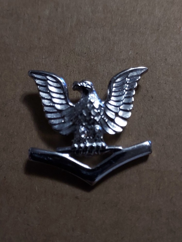 GENUINE U.S. NAVY COLLAR DEVICE: E4 face to right