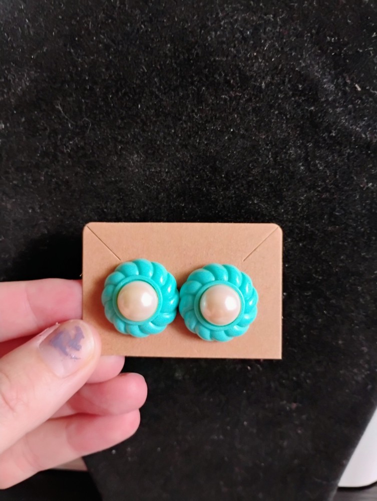Vintage Avon Elegant Twist stud earrings