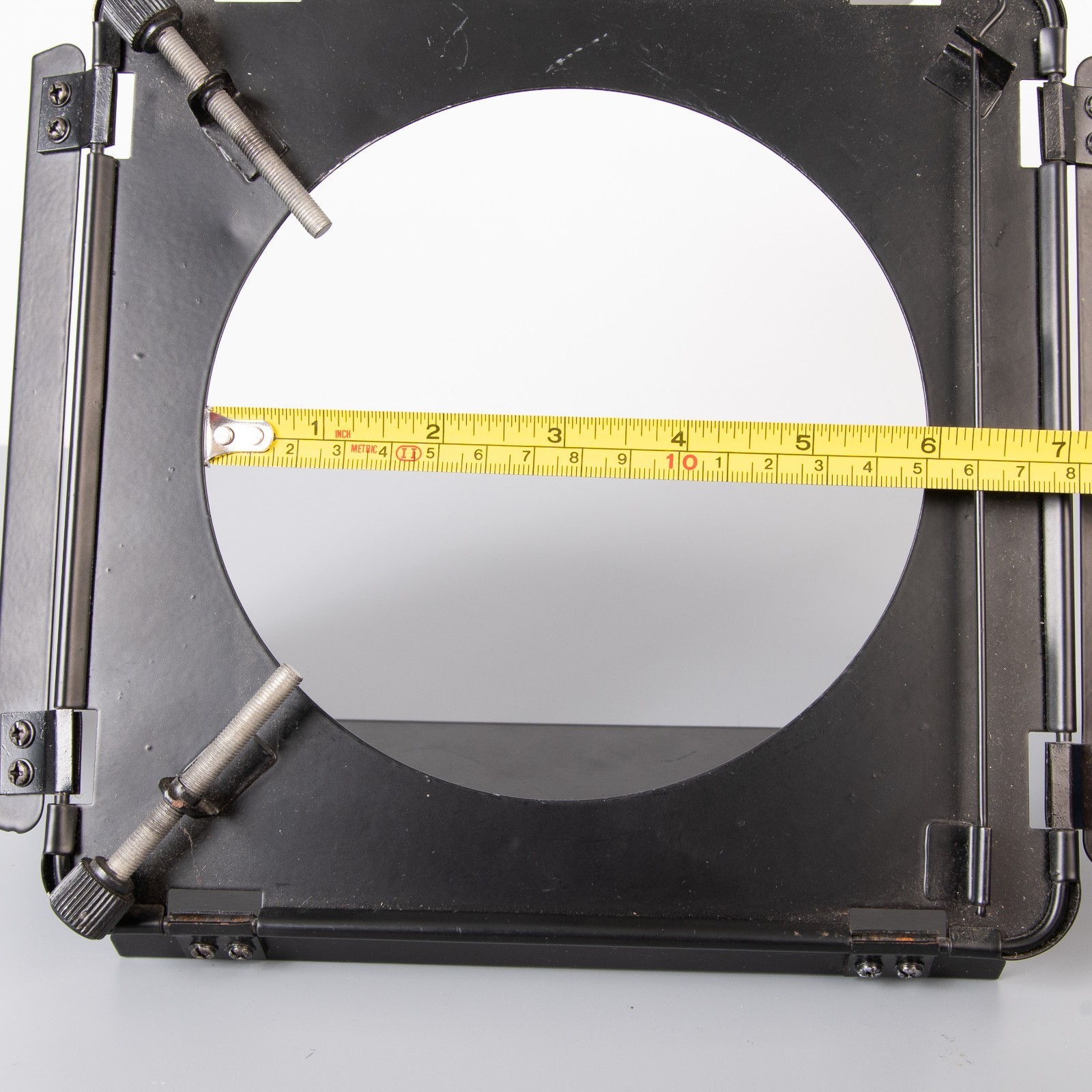 Universal barn doors with honeycomb and colour filters for studio flash heads