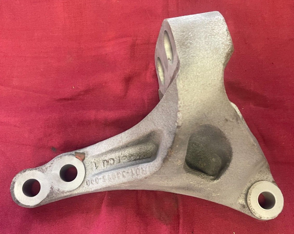 Freightliner R01-33915-000 Engine Mount Bracket