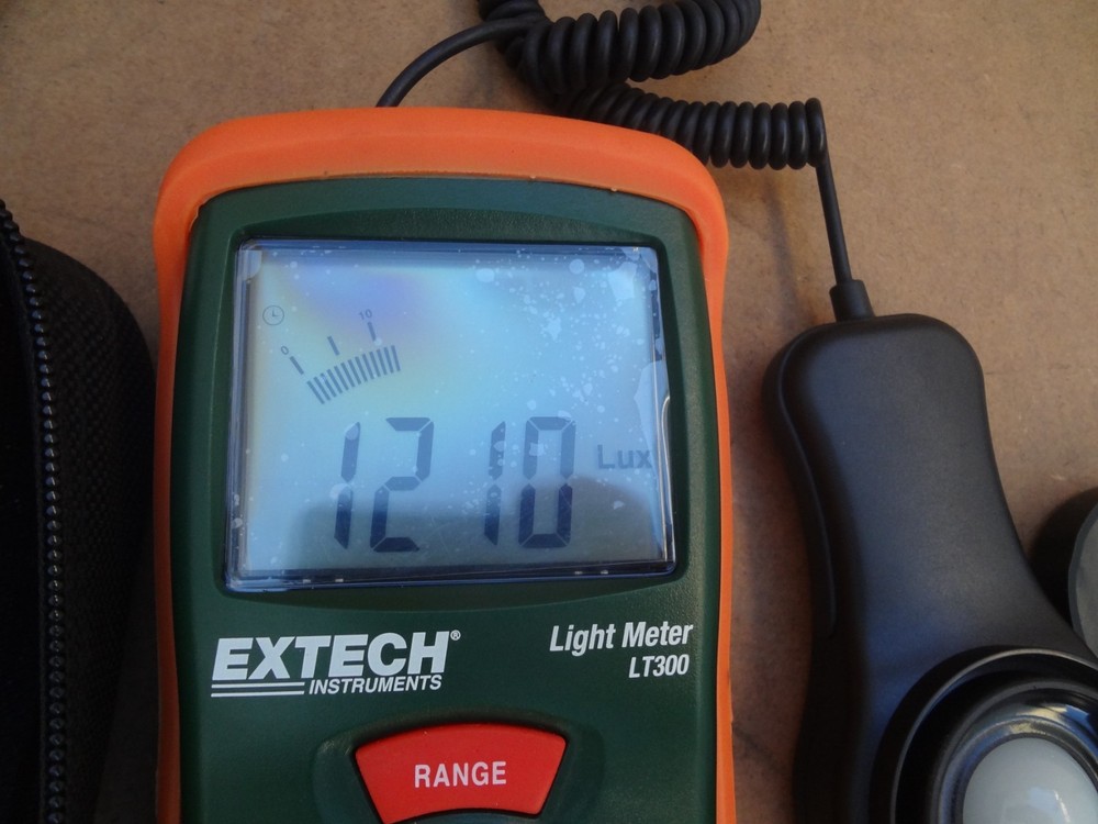 EXTECH LT300 DIGITAL LIGHT METER w/ Case