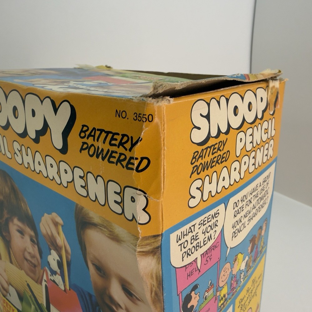 Kenner Snoopy Battery Powered Pencil Sharpener Peanuts 1973 Plastic with Box