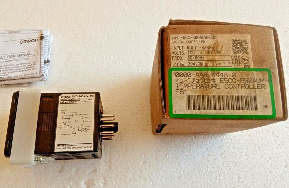 OMRON TYPE E5CC-RWOAUM-000 DIGITAL TEMPERATURE CONTROLLER NEW