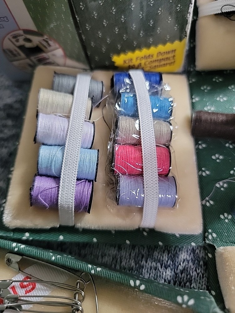 Singer/Foldable Sewing Cube. Pre Owned