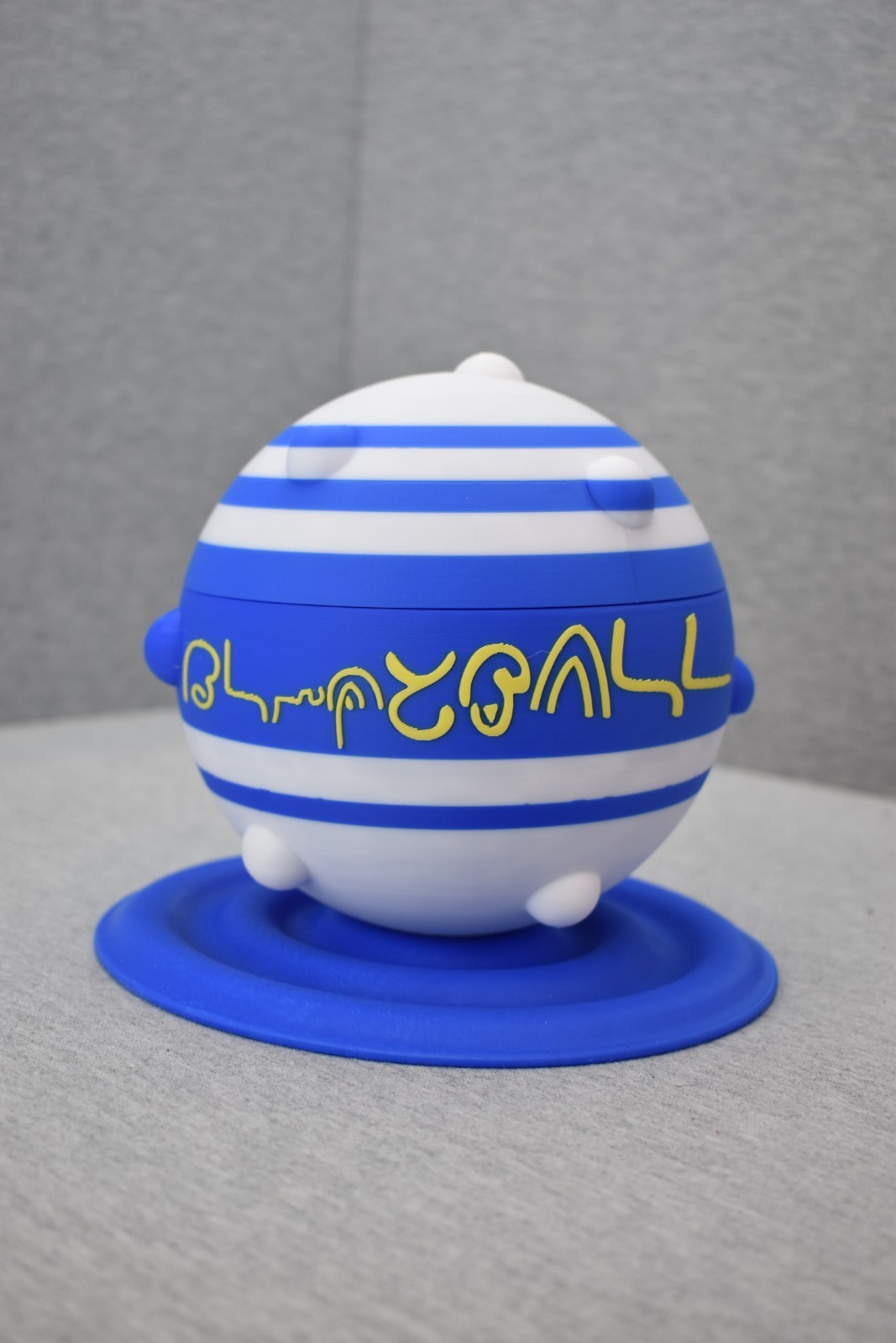 final fantasy 7 Blitz Ball deck box with Stand - Magic The Gathering Deck Box