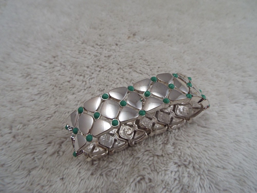 Silvertone Green Bead Stretch Bracelet (H13)
