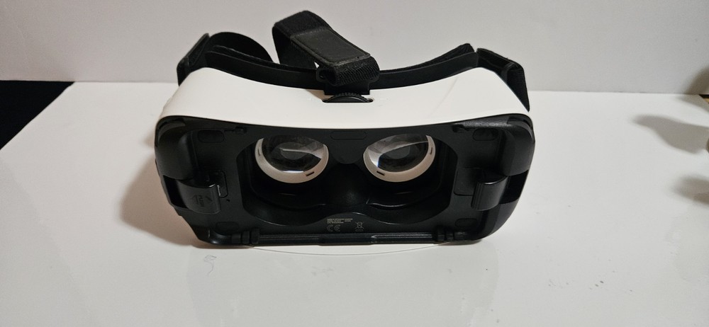 SAMSUNG GEAR VR HEADSET OCULUS SM-R322 MISSING FRONT PLASTIC COVER UNTESTED
