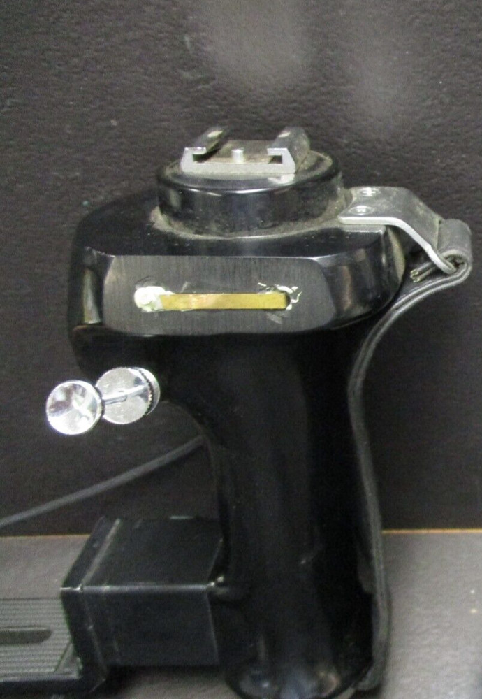 VIVITAR HEAVY DUTY 35mm CAMERA FLASH BRACKET, CABLE RELEASE & HAND STRAP.