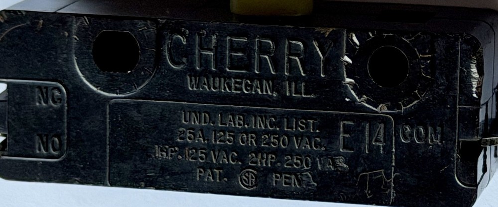 CHERRY E14 25A NORMALLY OPEN SNAP ACTION PUSHBUTTON SWITCH 125/250 VAC