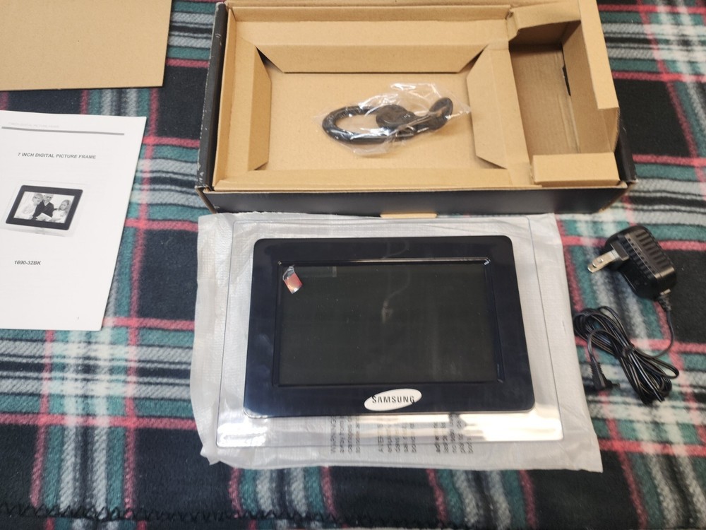Leed's 7" Desktop Digital Photo Frame LCD Screen with AC Adapter