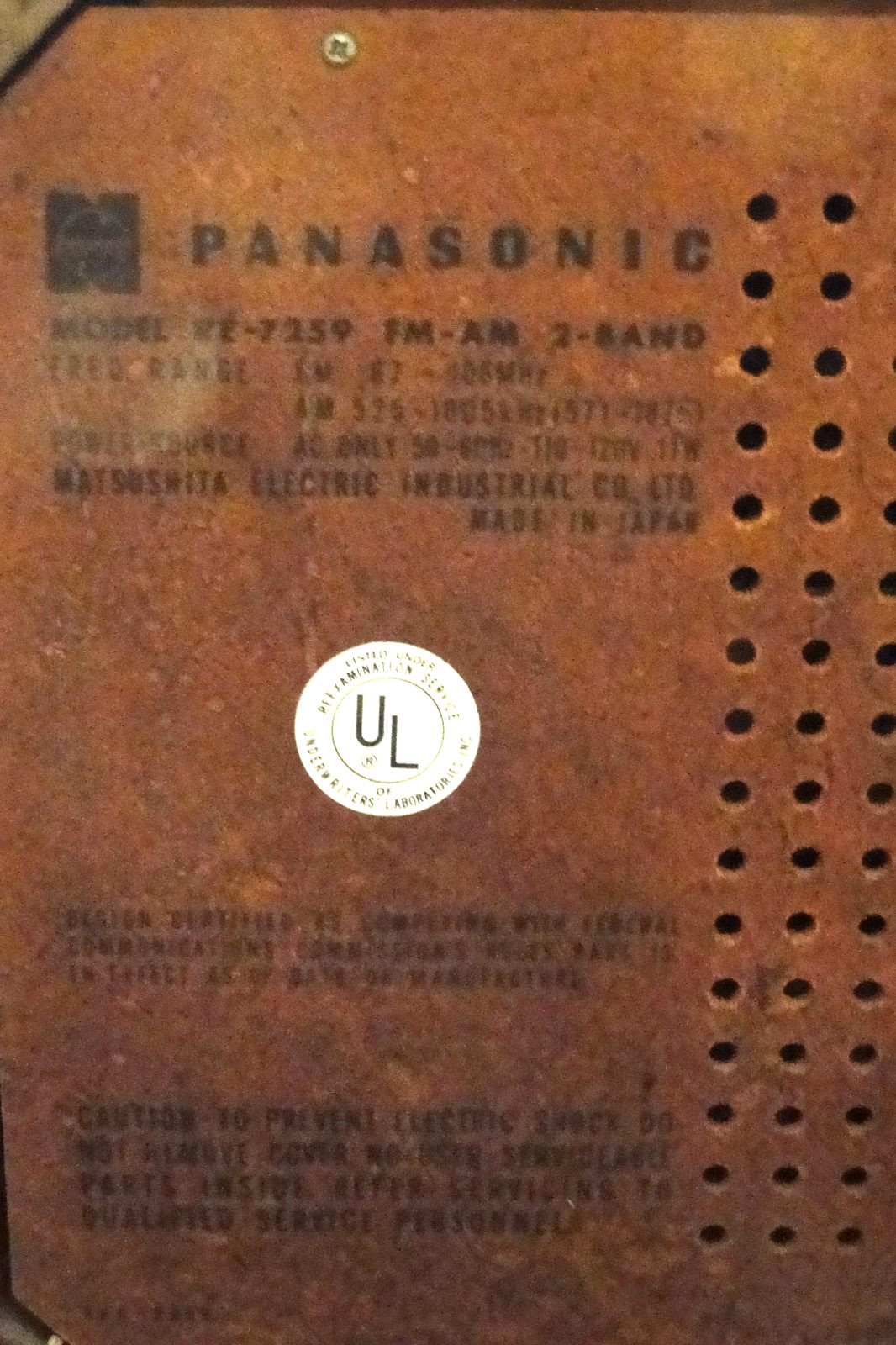 1970’s Panasonic Table Top Radio AM-FM Walnut RE7259 Works great !