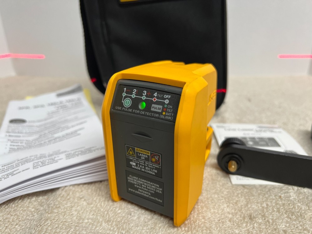 MINT - Fluke 180LR 2-Line Red Laser Level with Mount and Pouch