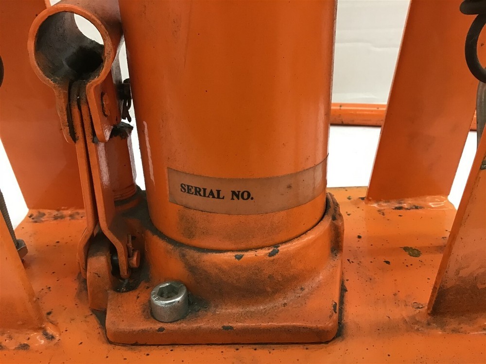Conduit bender with a 12 Ton Hydraulic Jack