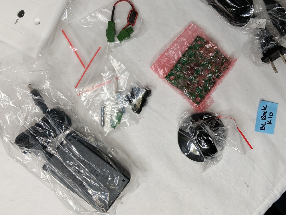 iPort 70095 Wall Mount - White