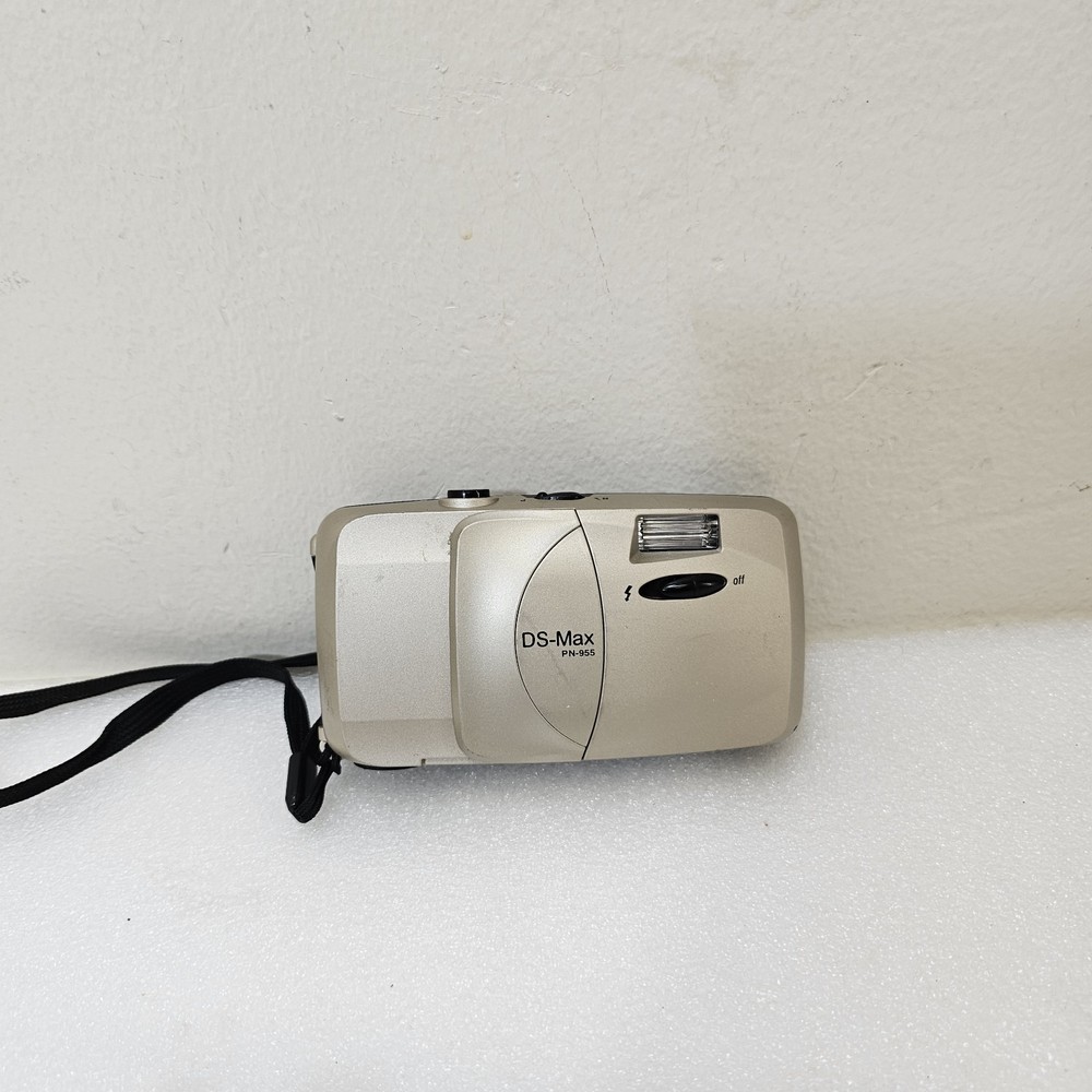 DS-Max Silver Camera (PN-955) 35mm Optical Lens w/ Optional Flash & Wrist Strap
