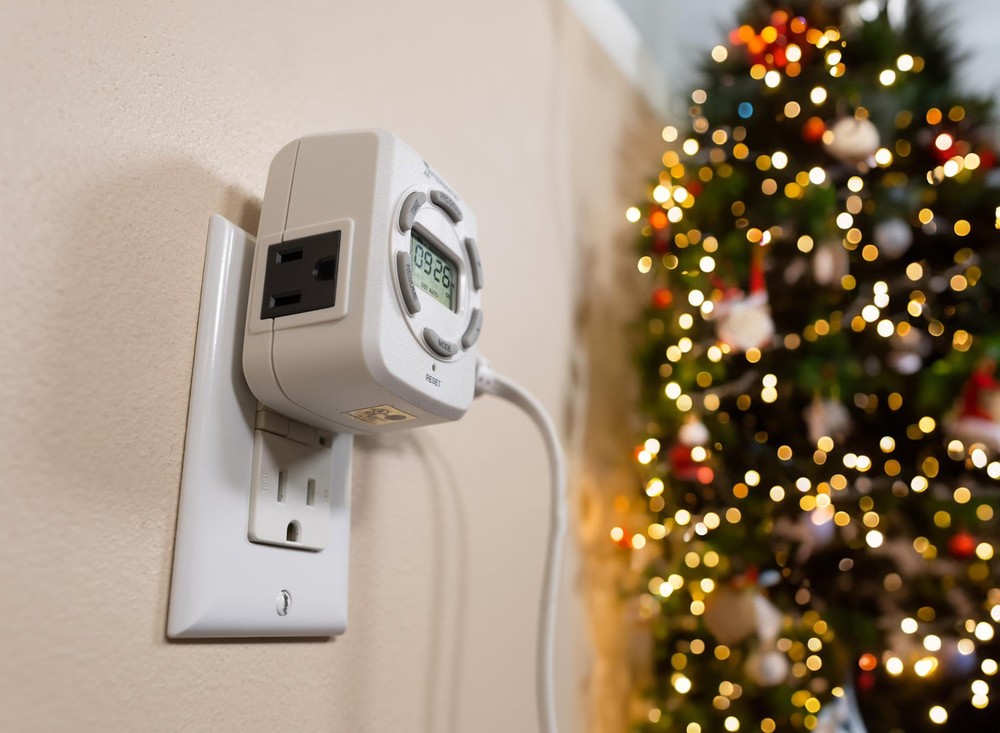 Intermatic DT122K 15-Amp Digital Indoor Timer - 7-Day Programming & White