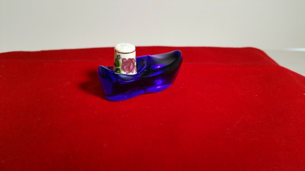 Collectible thimble: "Cobalt Shoe" (G-433) with mini thimble