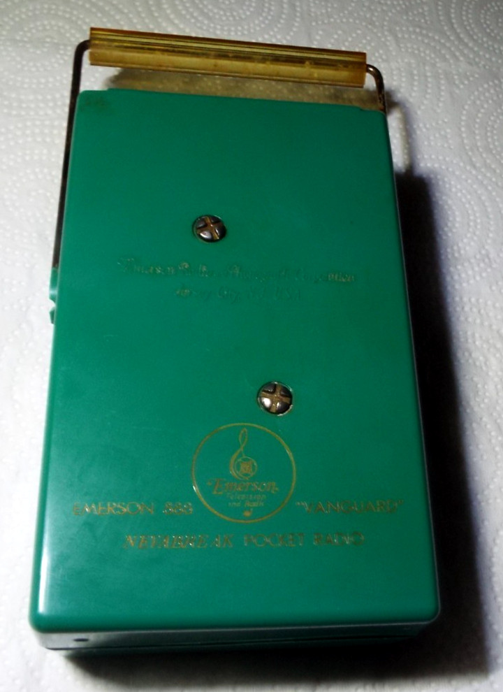 VINTAGE 1950's EMERSON 888 VANGUARD NEVABREAK POCKET RADIO "WORKS GREAT" READ!!!