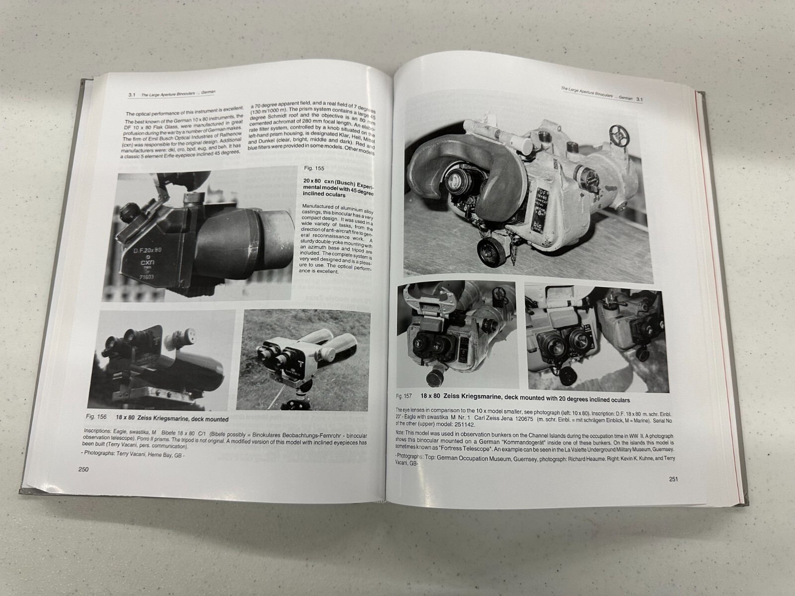 Militärische Ferngläser und Fernrohre: Military Binoculars and Telescopes