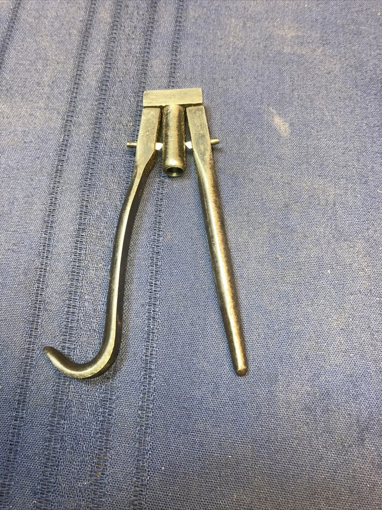 tool for fitting feathers to arrows