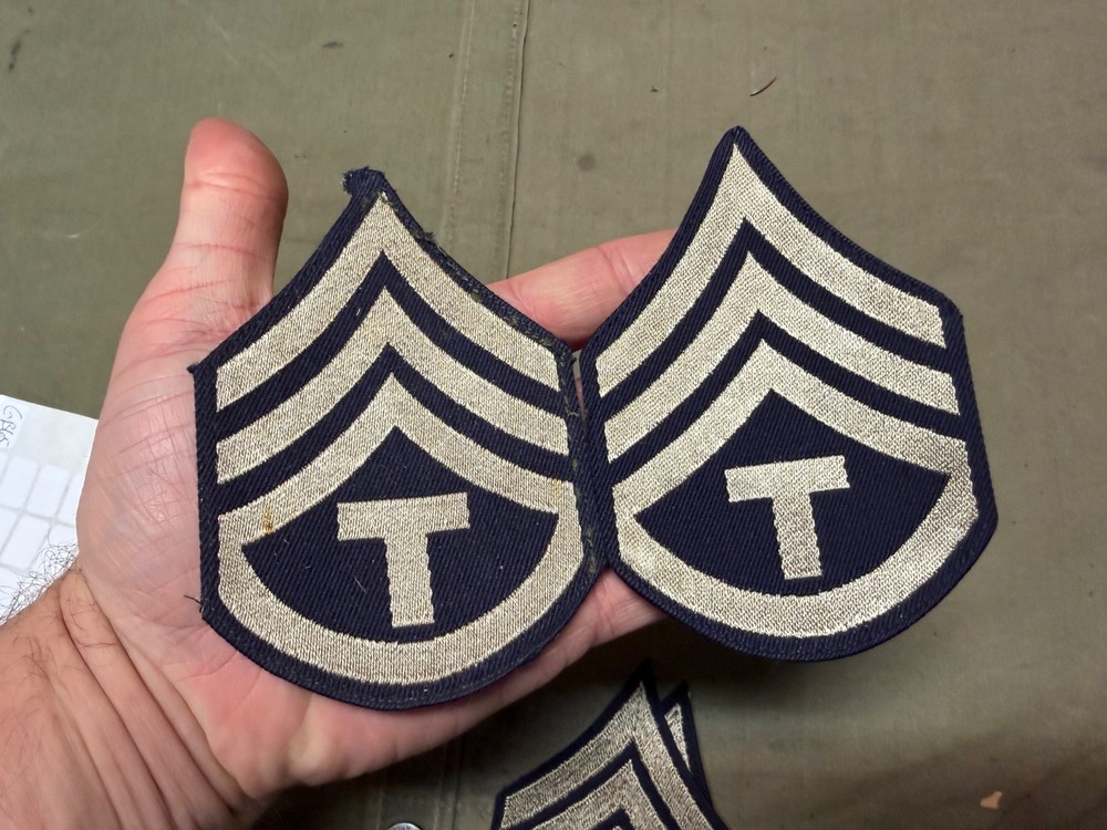 ORIGINAL WWII US ARMY NCO TECH T3 SERGEANT JACKET INSIGNIA RAYON CHEVRONS