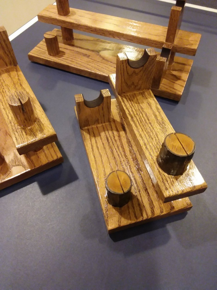 1--SOLID NORTHERN RED OAK DOUBLE KNIFE DISPLAY STAND
