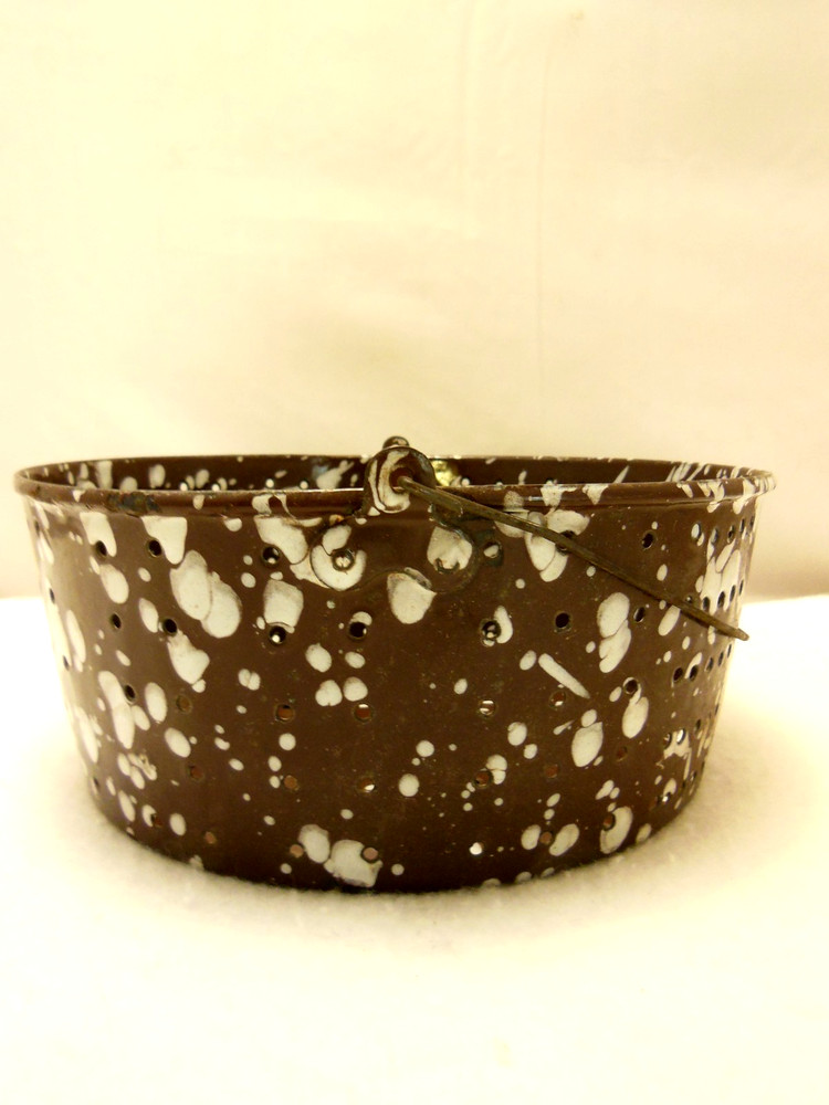 NMINT VTG ENAMELWARE COLANDER STRAINER HANDLED POT SPECKLED BROWN & WHITE 8 .5"
