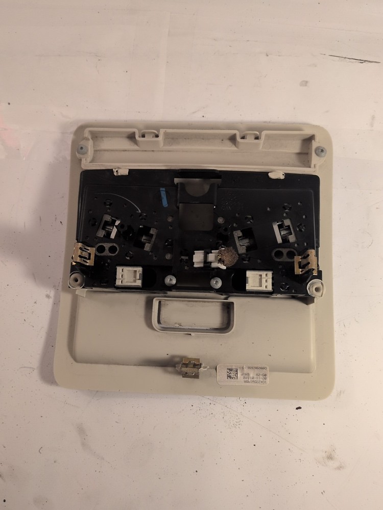 2007 - 2010 DODGE NITRO OVERHEAD DOME LIGHT BEIGE OEM