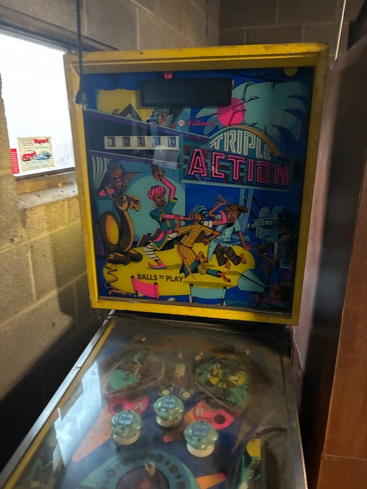 1973 WILLIAMS TRIPLE ACTION PINBALL ARCADE GAME