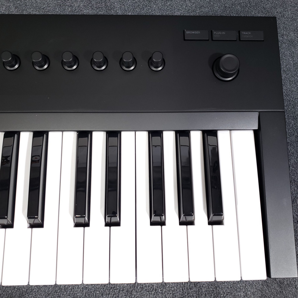 Native Instruments Komplete Kontrol A25 MIDI Keyboard Controller Semi-weighted
