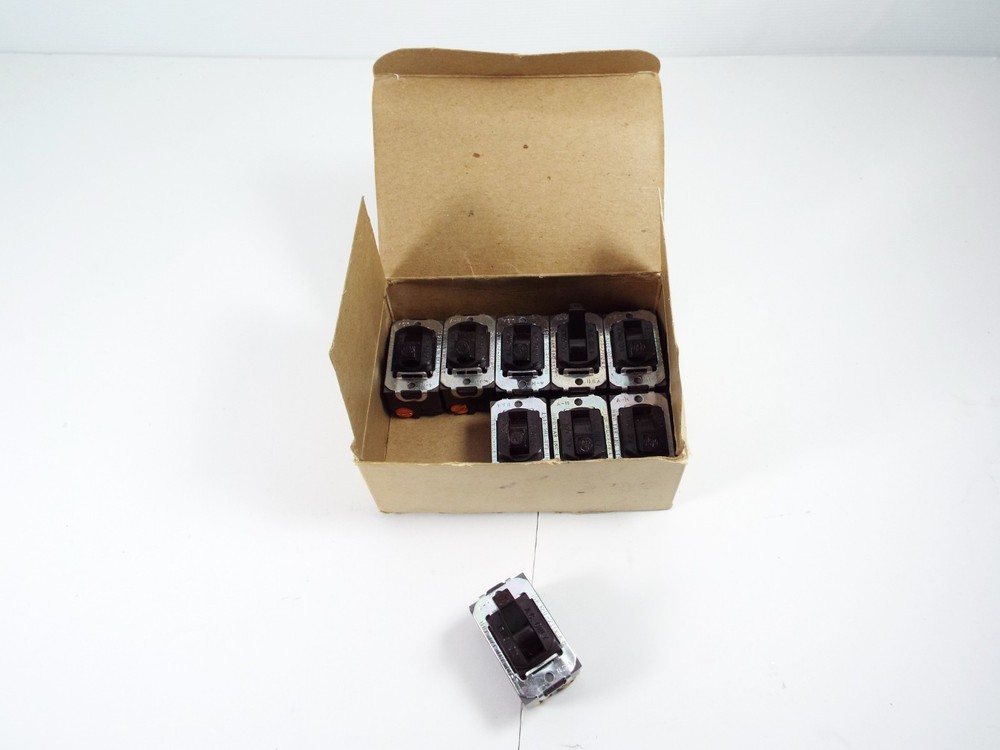 Brown CROUSE-HINES QST3 AC Three-Way Toggle Switch