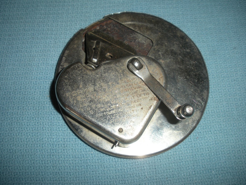 VINTAGE KRISS KROSS STROPPER RAZOR BLADE SHARPENER