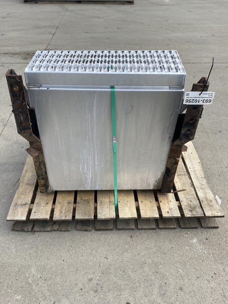 2014 Freightliner Cascadia Tool Box (693-10256)