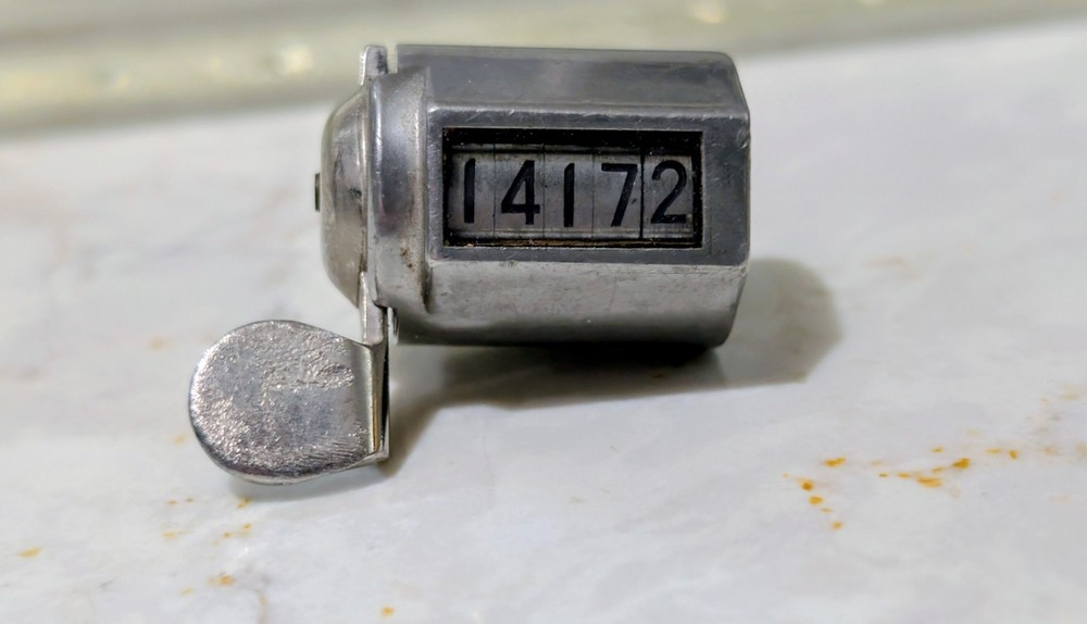 VINTAGE VEEDER ROOT 5 DIGIT MECHANICAL COUNTER WITH METAL CASE