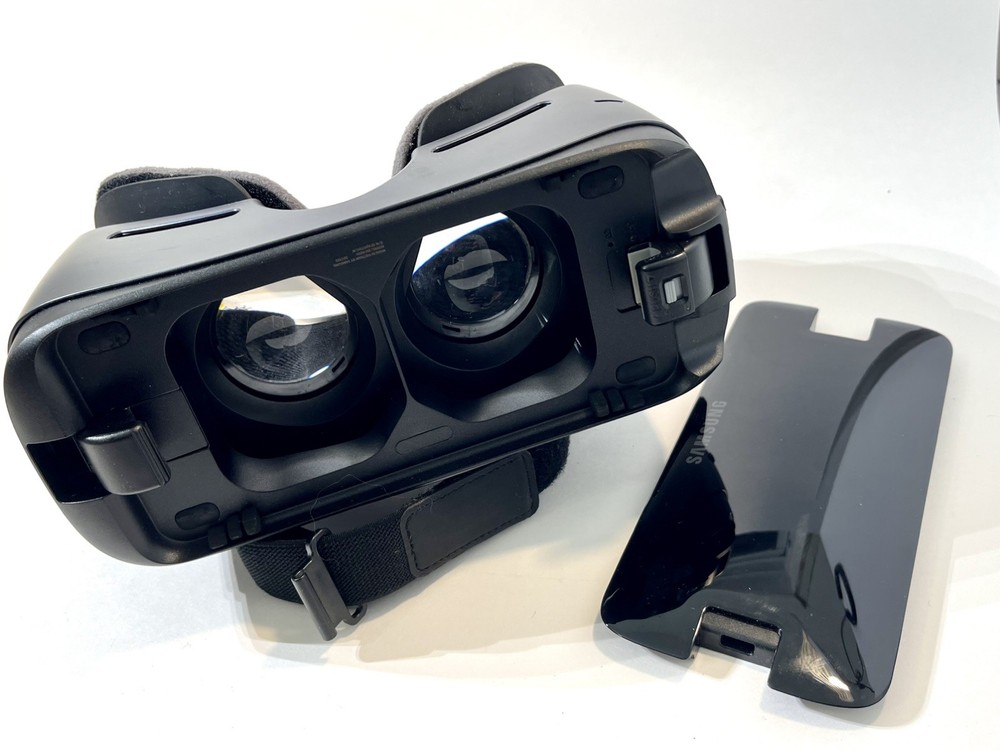 Samsung Gear VR Virtual Reality Headset and Controller SM-R324 Oculus