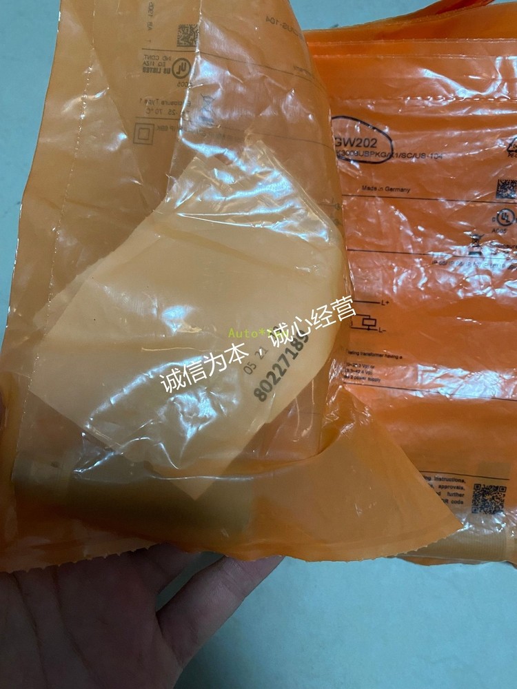 1pcs brand new IGW202 inductive proximity switch IGW202
