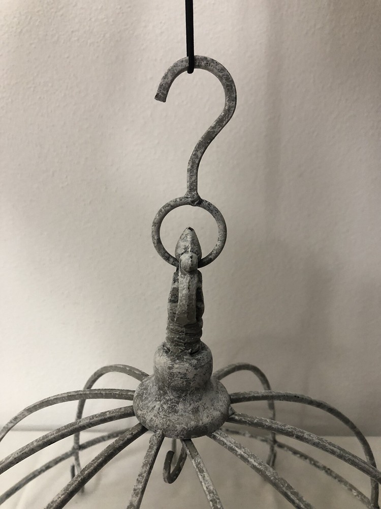 CIRCULAR IRON PENDANT DISPLAY