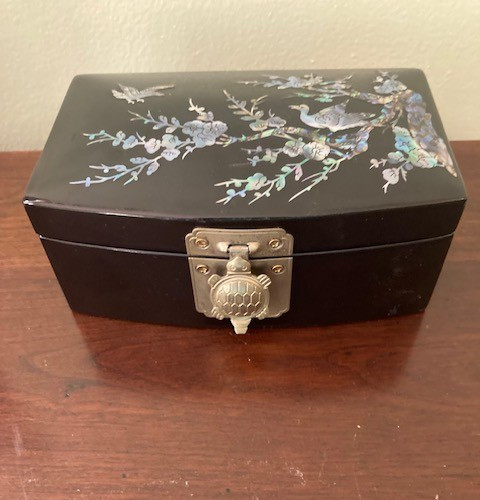 Vintage Korean Black Lacquered Mother of Pearll Jewelry Box 3.5'' X 6'' X 2''