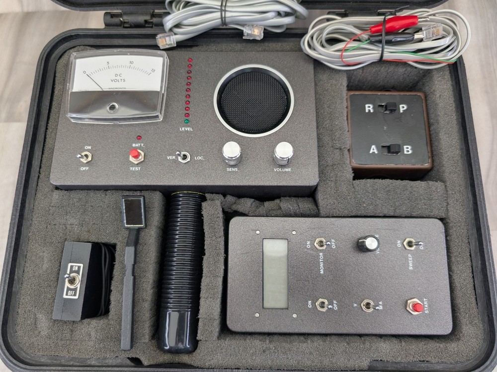 AS IS - UNTESTED Counter Surveillance Electronics Kit Bug Sweep RF Locator Used