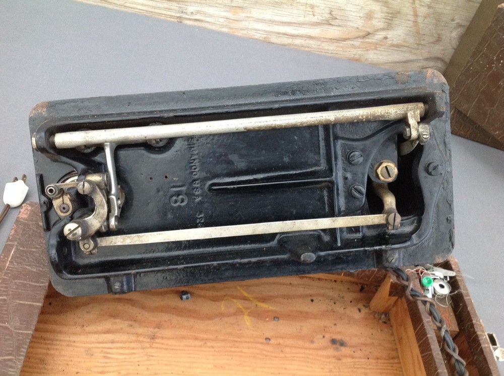 Vintage Singer Sewing Machine in Case