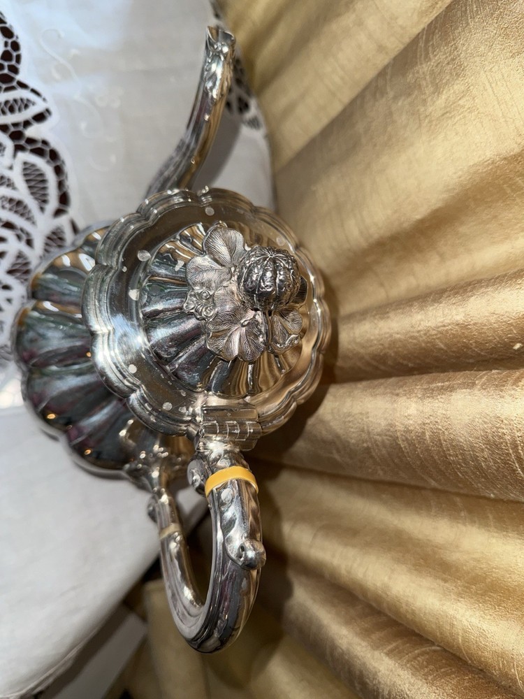 ANTIQUE BIRKS REGENCY SILVERPLATE TEA/COFFEE POT MADE IN ENGLAND