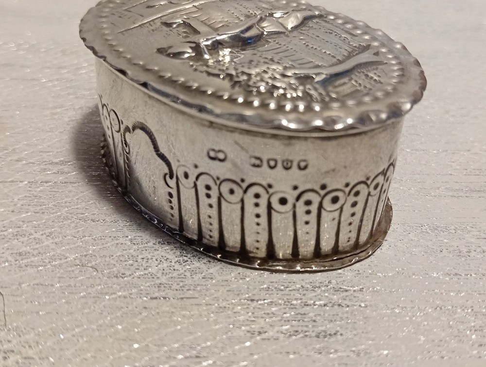 Solid Silver Repousse Snuff Box Early Victorian 43.71 Grams.