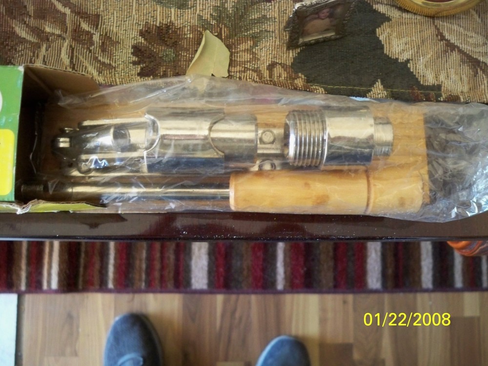New Duke’s Eazy Nut Cracker with Wooden Handle Model #100