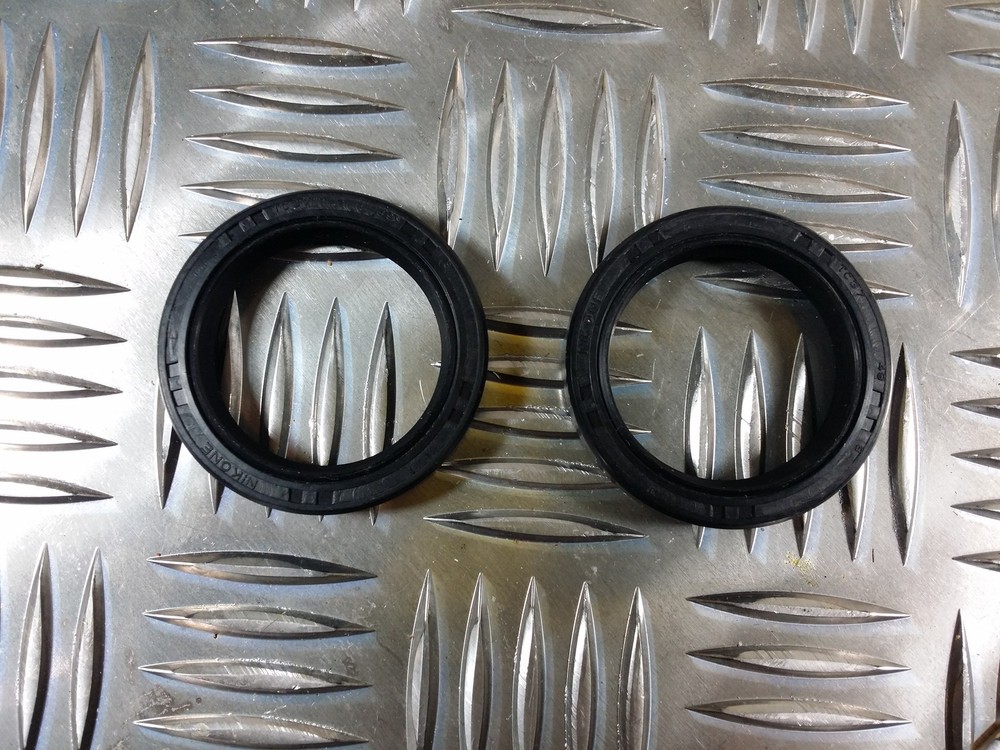 Pair Fork Oil Seals For Suzuki GNX 250 E 1982