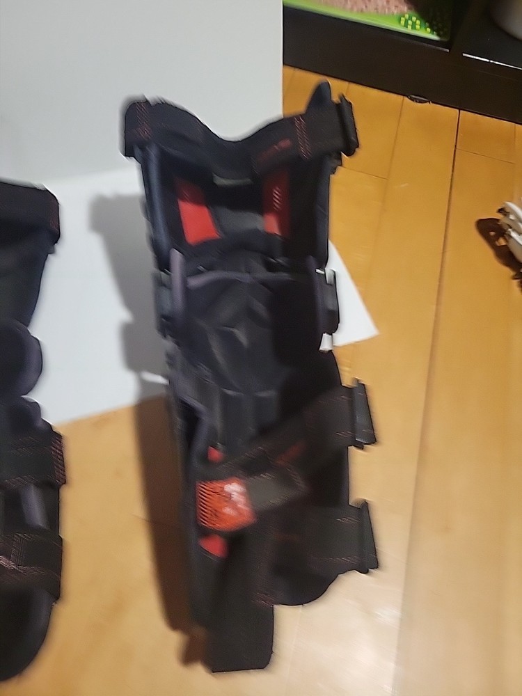 EVS RS9 Knee Brace Large Right/Left